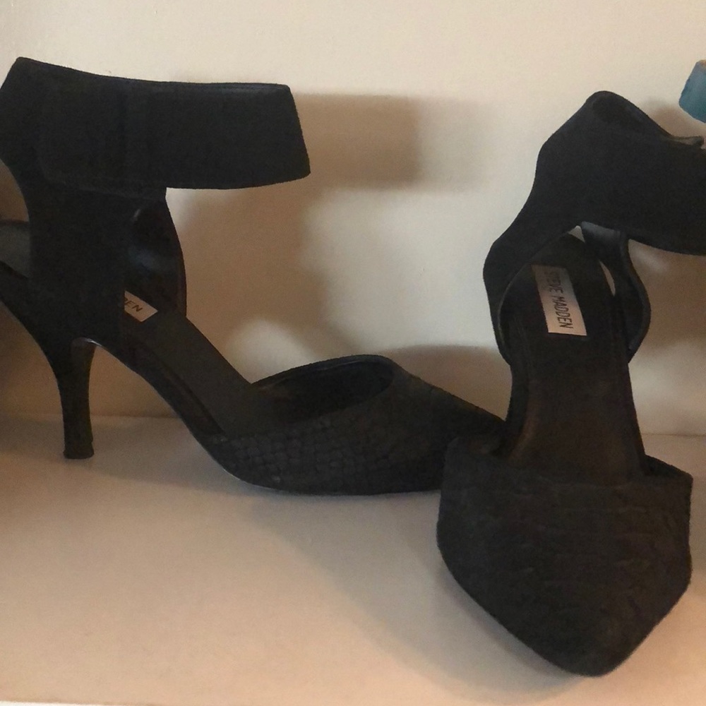 Black leather Steve Madden croc pattern heels.